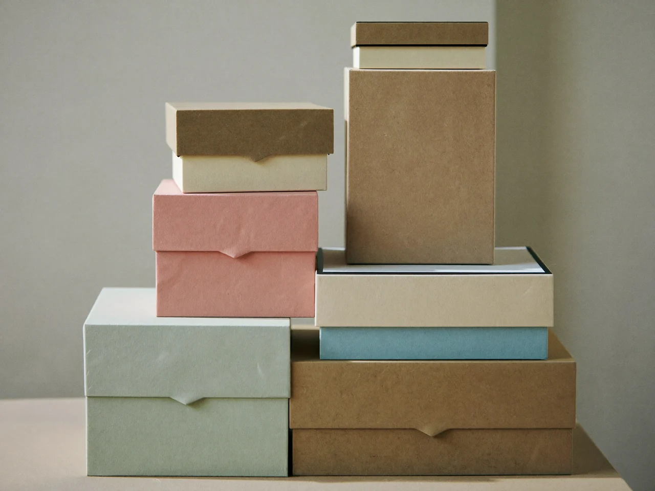 Gestapelte Geschenkboxen mit Magnetdeckel in Kraft- und Pastelltönen